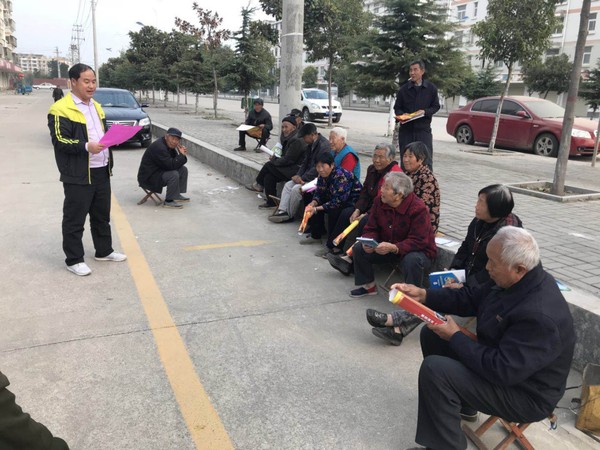 向辖区群众讲解反邪教知识.jpg