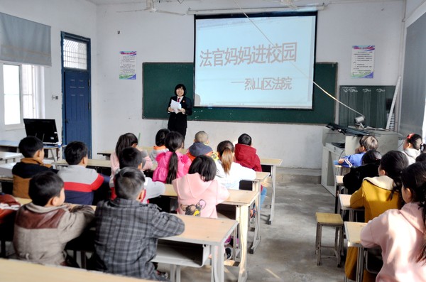11.16王桂倩：法官妈妈送法进校园模拟法庭普法效果好1.JPG