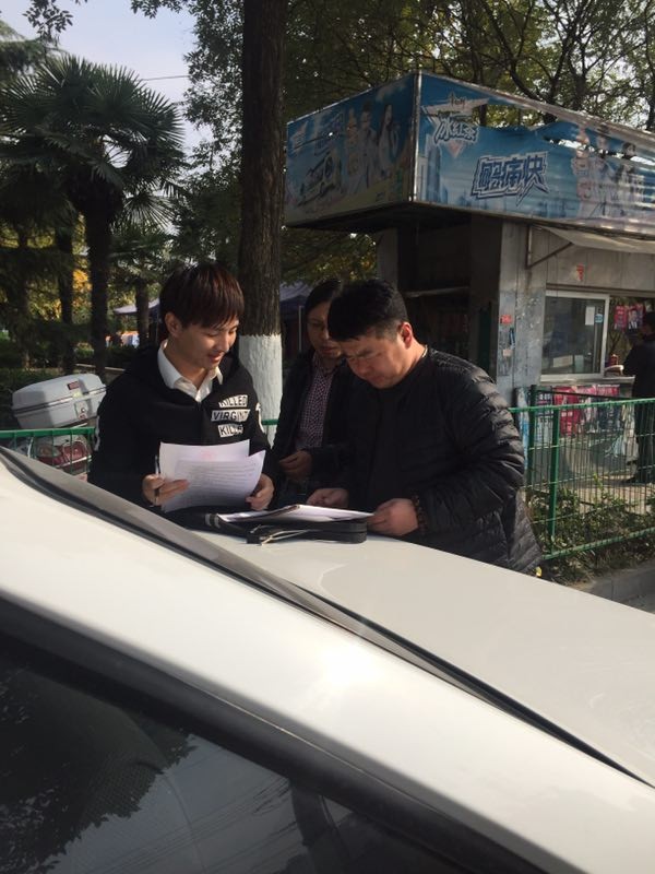 方便群众诉讼 法官午间送达.jpg