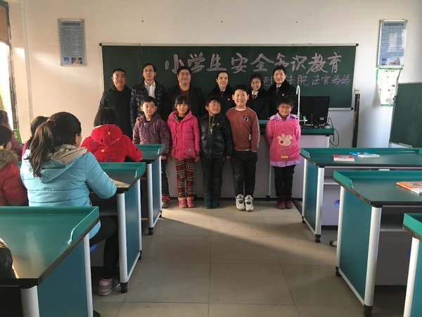 “法官妈妈”为留守儿童插上“安全”的翅膀1.jpg