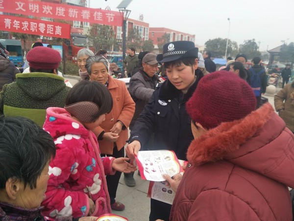 石台派出所开展反邪教宣传活动.jpg