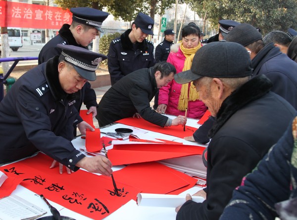 淮北：杜集公安30年坚持为辖区群众义务书赠春联  摄影：黄腾.JPG