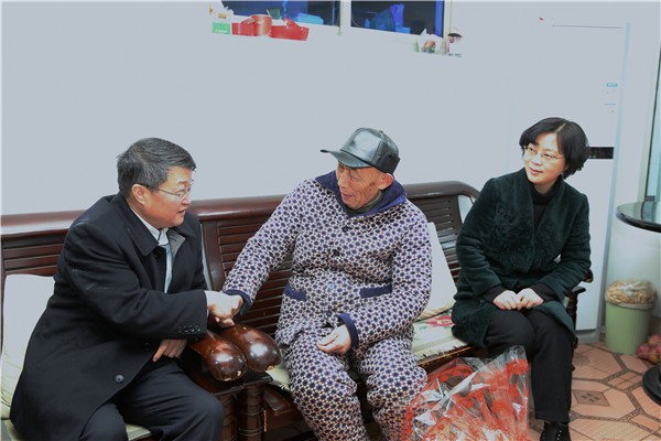 4慰问老干部.jpg