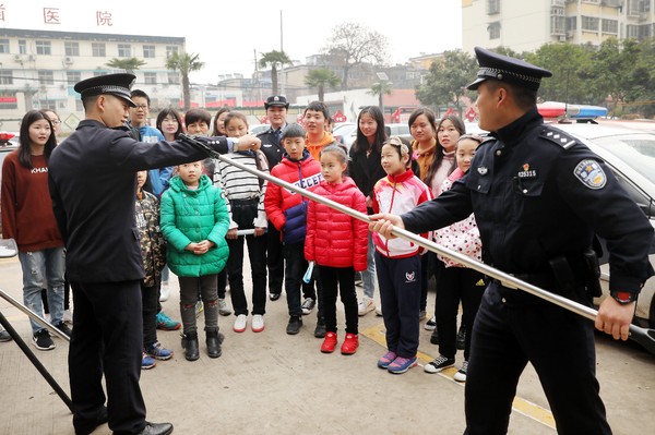 警营开放日 互动学知识  摄影 万善朝 (3).JPG