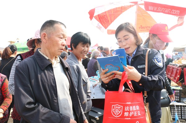向居民讲解法律知识.JPG