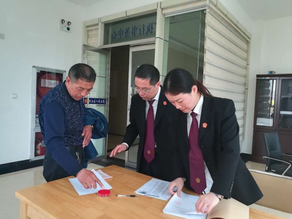 打好执行攻坚战 52名矿工喜领款1 (1).jpg