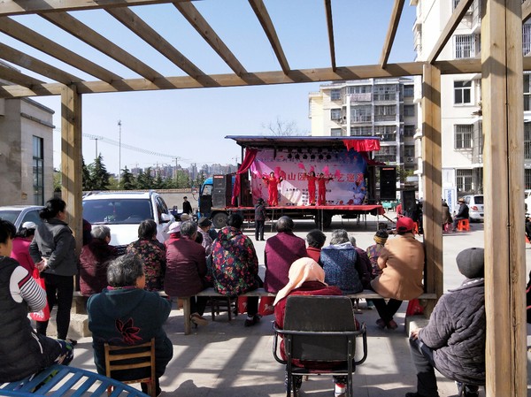 群众观看演出.jpg