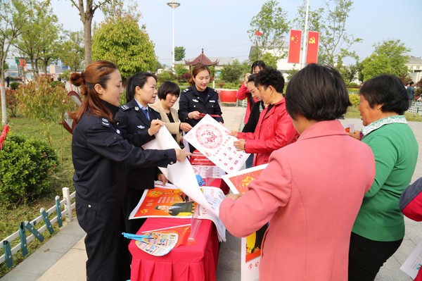 向群众发放宣传资料和宣传品_看图王.jpg