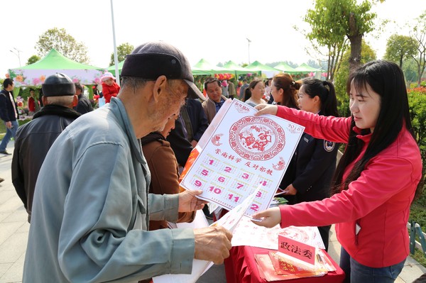 向群众发放宣传资料_看图王.jpg