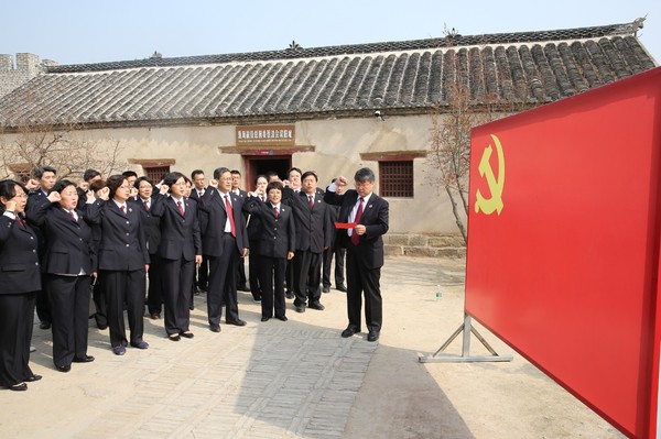在淮海战役总前委蔡洼会议旧址前，市检察院党组书记、检察长唐保银带领干警重温入党誓词，追忆入党初心。.JPG