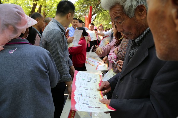 工作人员向群众发放宣传资料_看图王.jpg