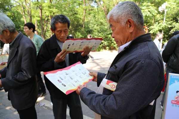 群众认真阅读反邪教宣传资料_看图王.jpg