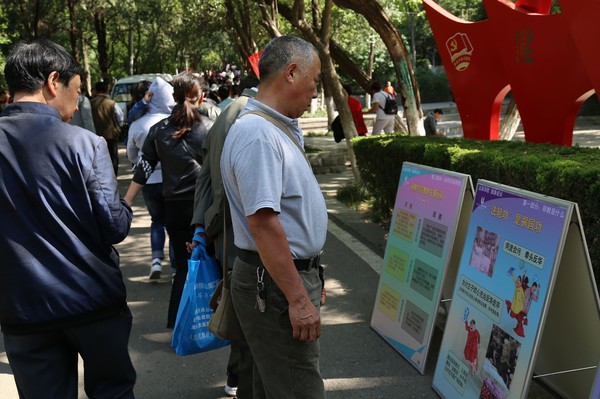 过往群众观看反邪教宣传展板_看图王.jpg