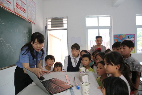 市检察院共青团书记吕慧为孩子们上法治教育课.jpg