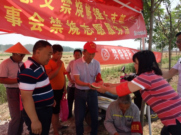 烈山区民政局开展“助力秸秆禁烧  三夏送清凉”慰问活动1.jpg