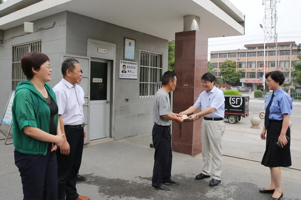 淮北市检察院唐保银检察长一行走访慰问老党员.jpg