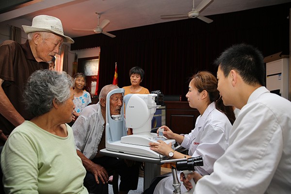 淮北市检察院协调医务专家赴帮扶村开展义诊活动2.jpg