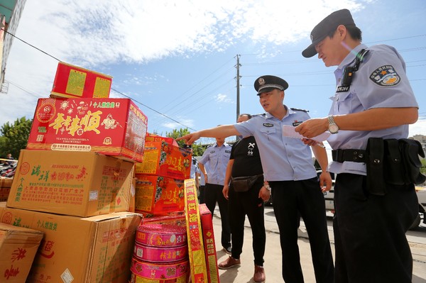 严打非法存储销售烟花爆竹  摄影 万善朝.jpg