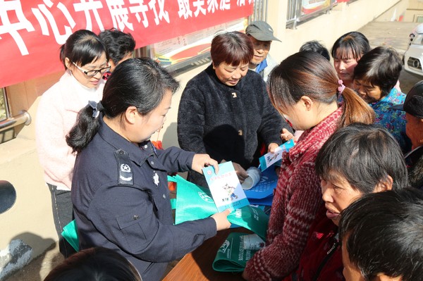 11.16烈山区司法局党员志愿者走进南庄村开展“固定党日 法治宣传”活动.JPG