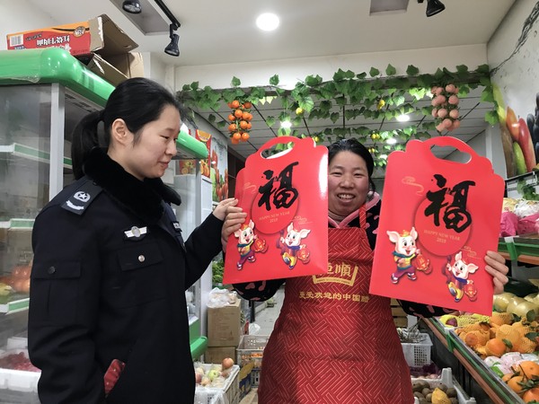 南黎司法所为群众送上法治“年货” (1).jpg