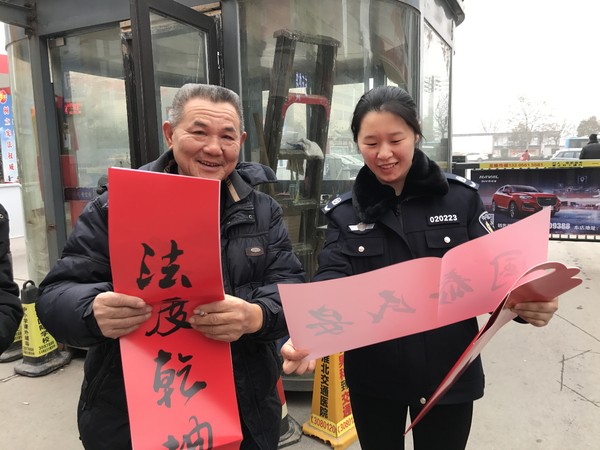 南黎司法所为群众送上法治“年货” (2).jpg