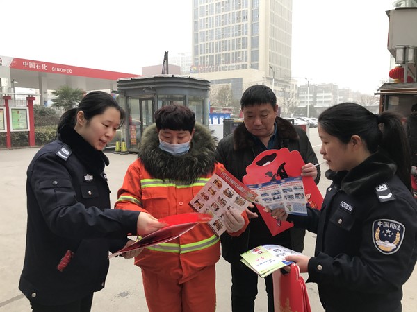 南黎司法所为群众送上法治“年货”.jpg