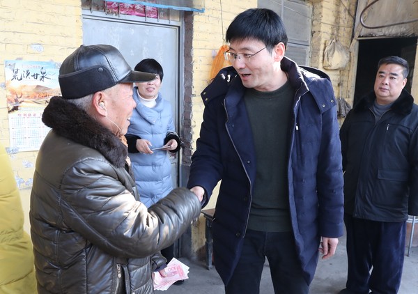 节前慰问送关怀 浓浓关爱暖人心2.jpg
