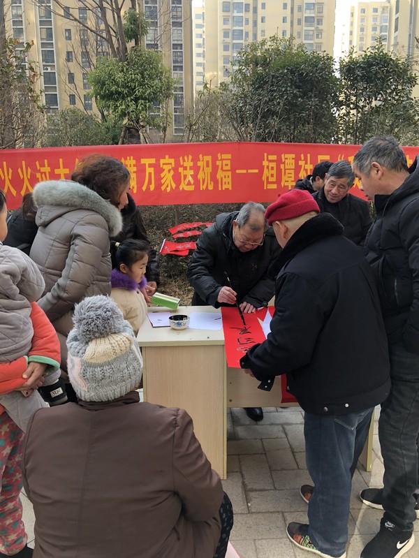 现场书写法治春联.JPG