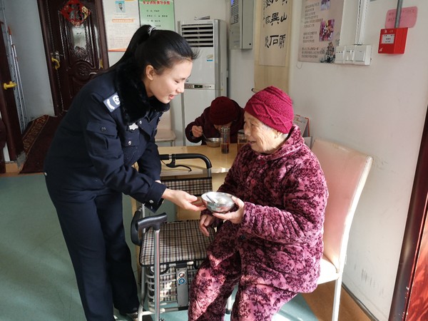 元宵佳节送温暖 社区服务促改造 (1).jpg