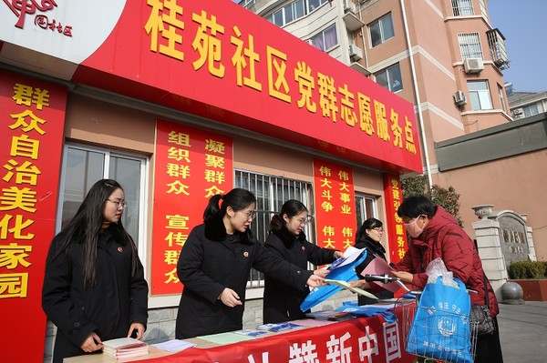 1、市检察院女干警到桂苑社区开展法治宣传活动。.JPG
