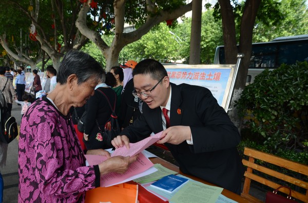 淮北中院开展扫黑除恶专项普法宣传活动(马薇薇摄影).JPG