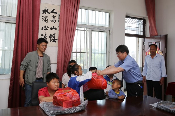 淮北市检察院党组书记、检察长唐保银一行赴该院结对帮扶村高皇村慰问贫困儿童1.JPG