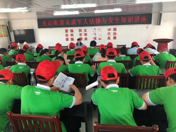 东山街道开展未成年人法律与安全知识讲座1.jpg