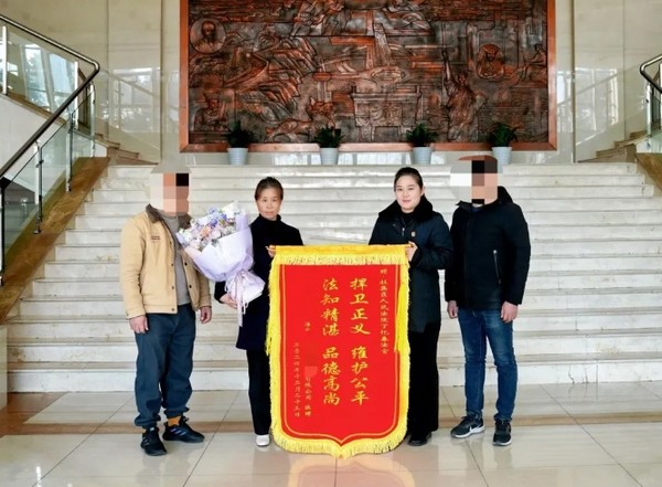 杜集区法院：用心调处合同纠纷获赠锦旗