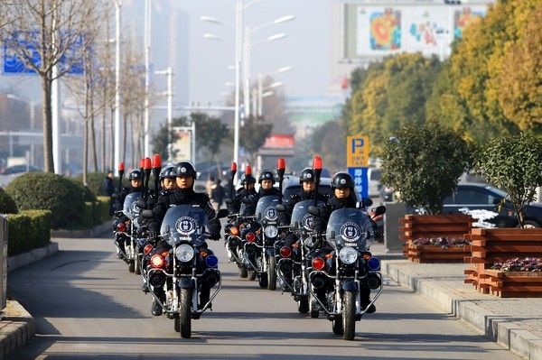 摩托特警亮相街头
