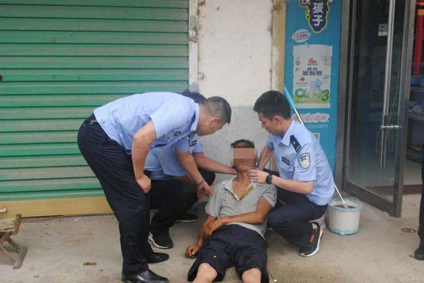 雨天醉卧街头  民警温馨救助