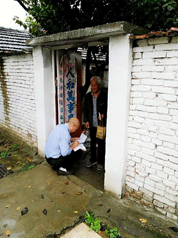 蹲下的是身子，可站起来的却是为民服务的质朴形象