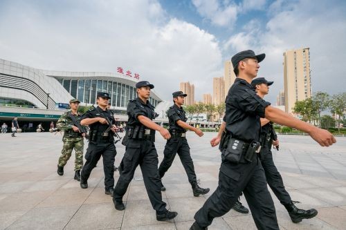 特警队员在火车站广场执勤