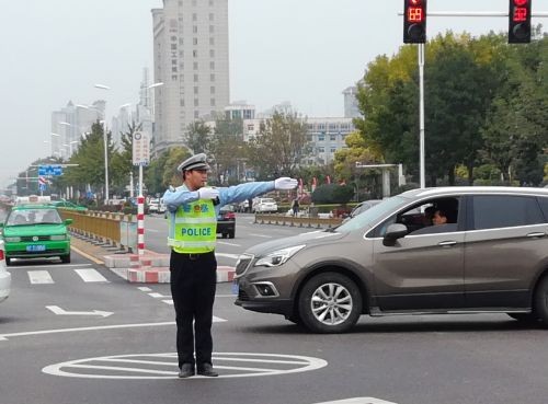 交通辅警李康：累并快乐着