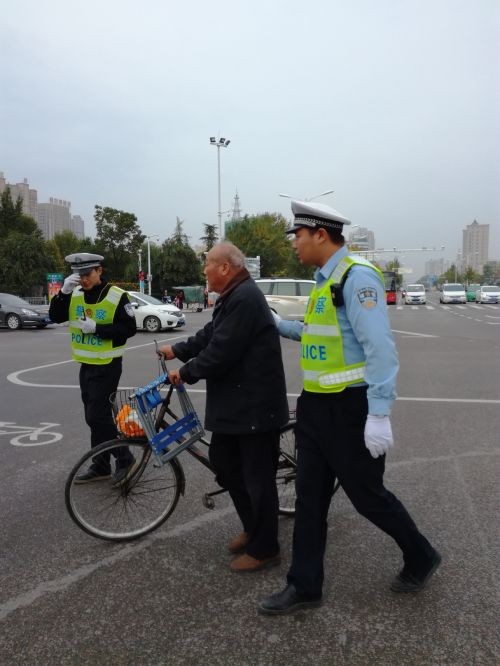 帮助老人过马路