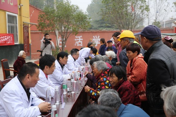 送医下乡除病痛 健康扶贫暖人心  ——淮北市检察院联合淮矿职防院到濉溪县四铺乡新庄村送医   
